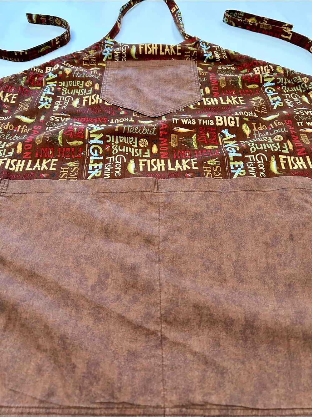 FISHING THEMED APRON, ONE  SIZE, HOMEMADE, FISH LAKE, GONE FISHING, POCKETS - Picture 2 of 4